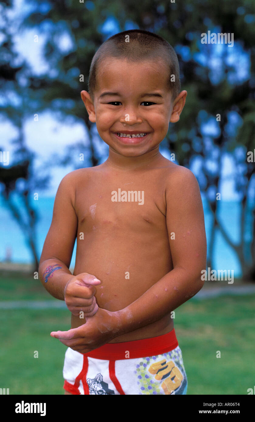 Un jeune garçon hawaïen local à Honolulu, Hawaii USA Banque D'Images