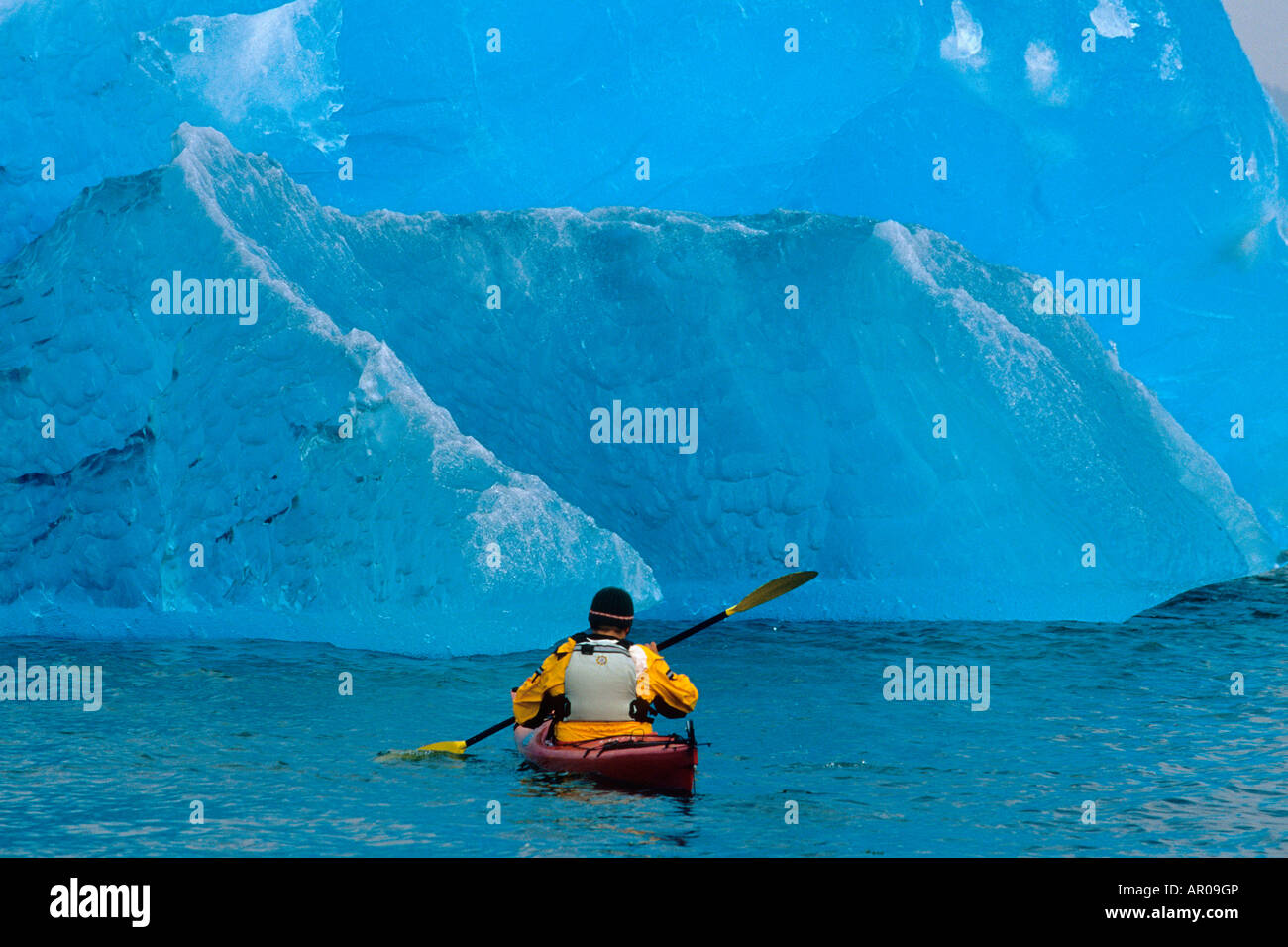 Kayakiste de mer Tracy Arm Iceberg Approches SE Fords-Terror d'été AK Wilderness Area Banque D'Images