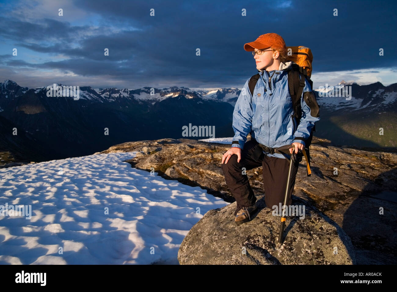 Female Hiker debout sur rocher surplombant Canal Lynn & Berner's Bay près de Juneau en Alaska Banque D'Images