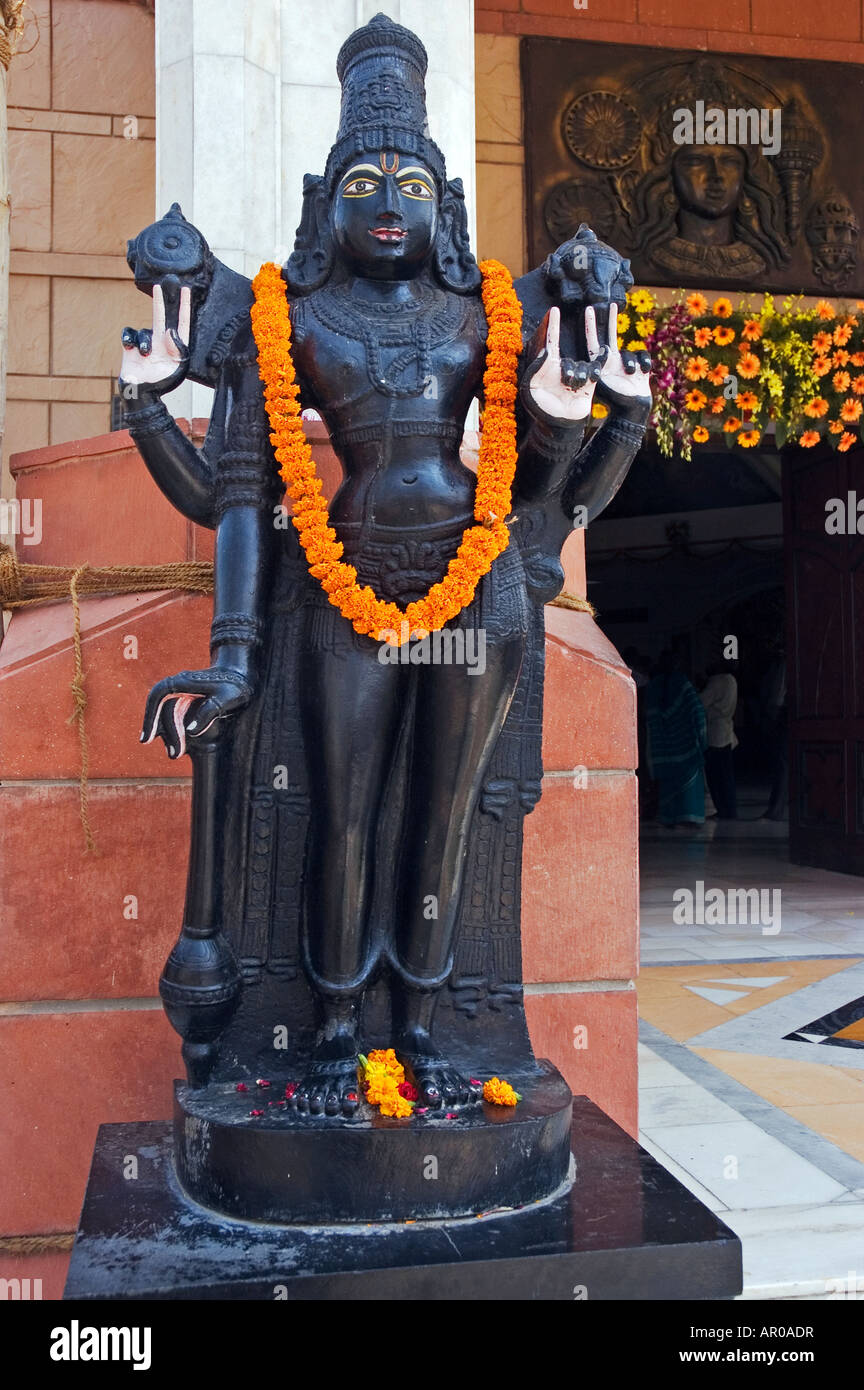 Une statue de divinité en bronze au Temple ISKCON Hari Krishna, Delhi, Inde Banque D'Images