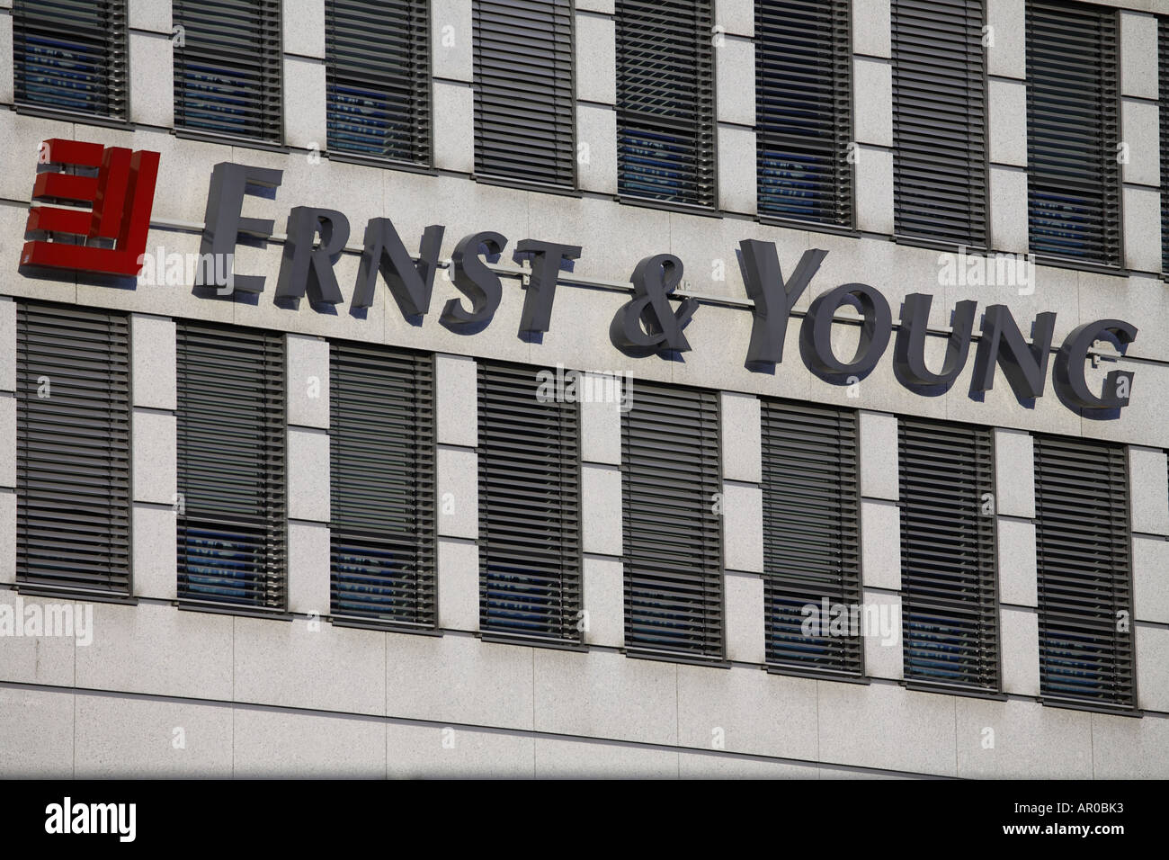 Ernst & Young société signe sur un immeuble de bureaux Banque D'Images