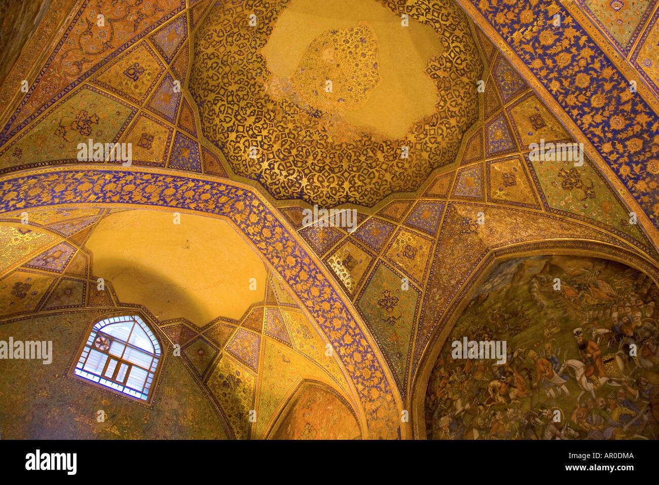 Détail de la peinture à l'intérieur de Chehel Sutun merveilleux palace Esfahan Iran Banque D'Images