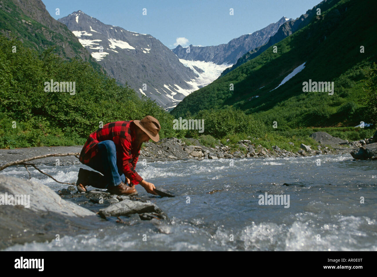 Brevier Creek minéral Creek Valley Southcentral Alaska Valdez panoramique d'été homme d'Or Banque D'Images