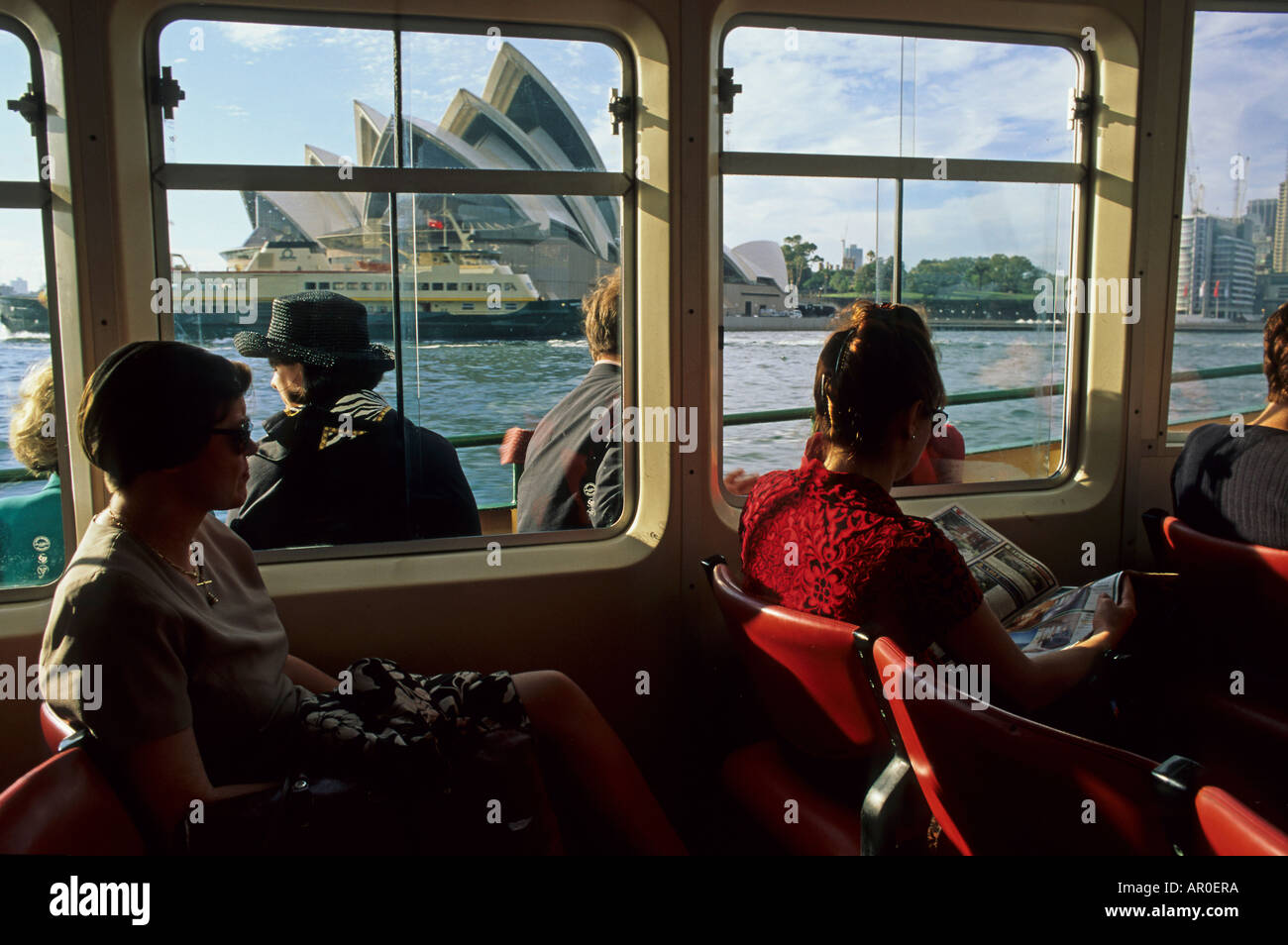 Vue de l'intérieur du ferry de l'Opéra de Sydney, Australien, port ferry, le port de Sydney, l'Opéra vu de fenêtre ferry Banque D'Images