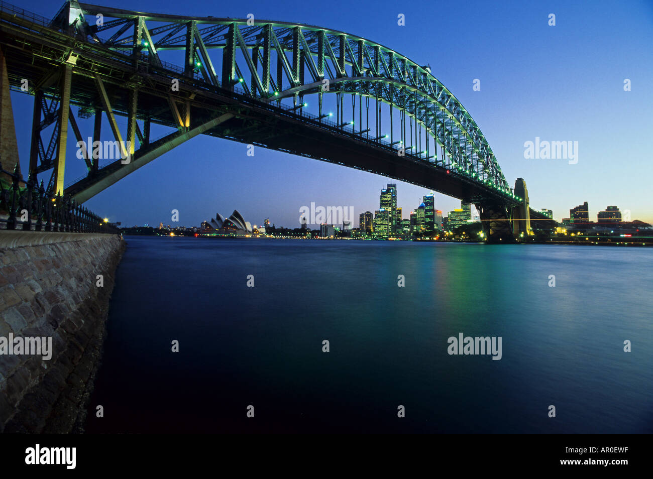 Voir ci-dessous le Pont du Port de Sydney de l'autre côté du port à l'Opéra, Sydney, Australie Banque D'Images