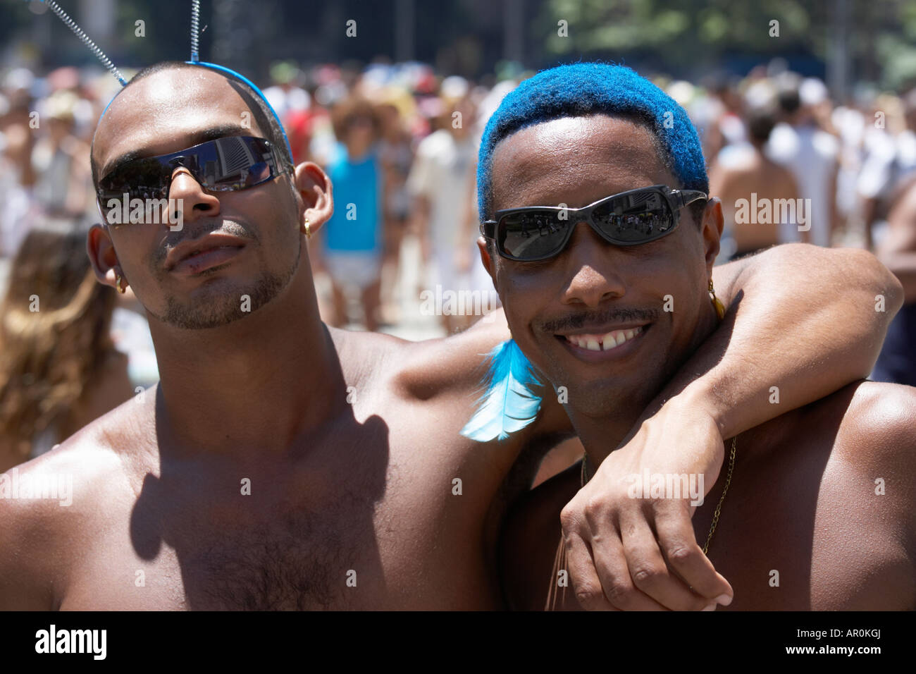 Deux fêtards s'pendant le carnaval à Rio de Janeiro Brésil Banque D'Images