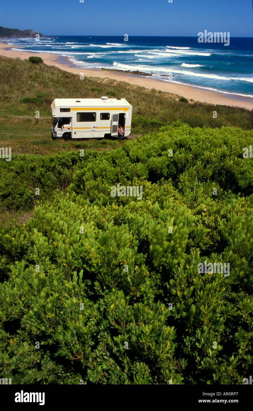 Campmobile près de la plage de sable, Great Ocean Road, Victoria, Australie Banque D'Images