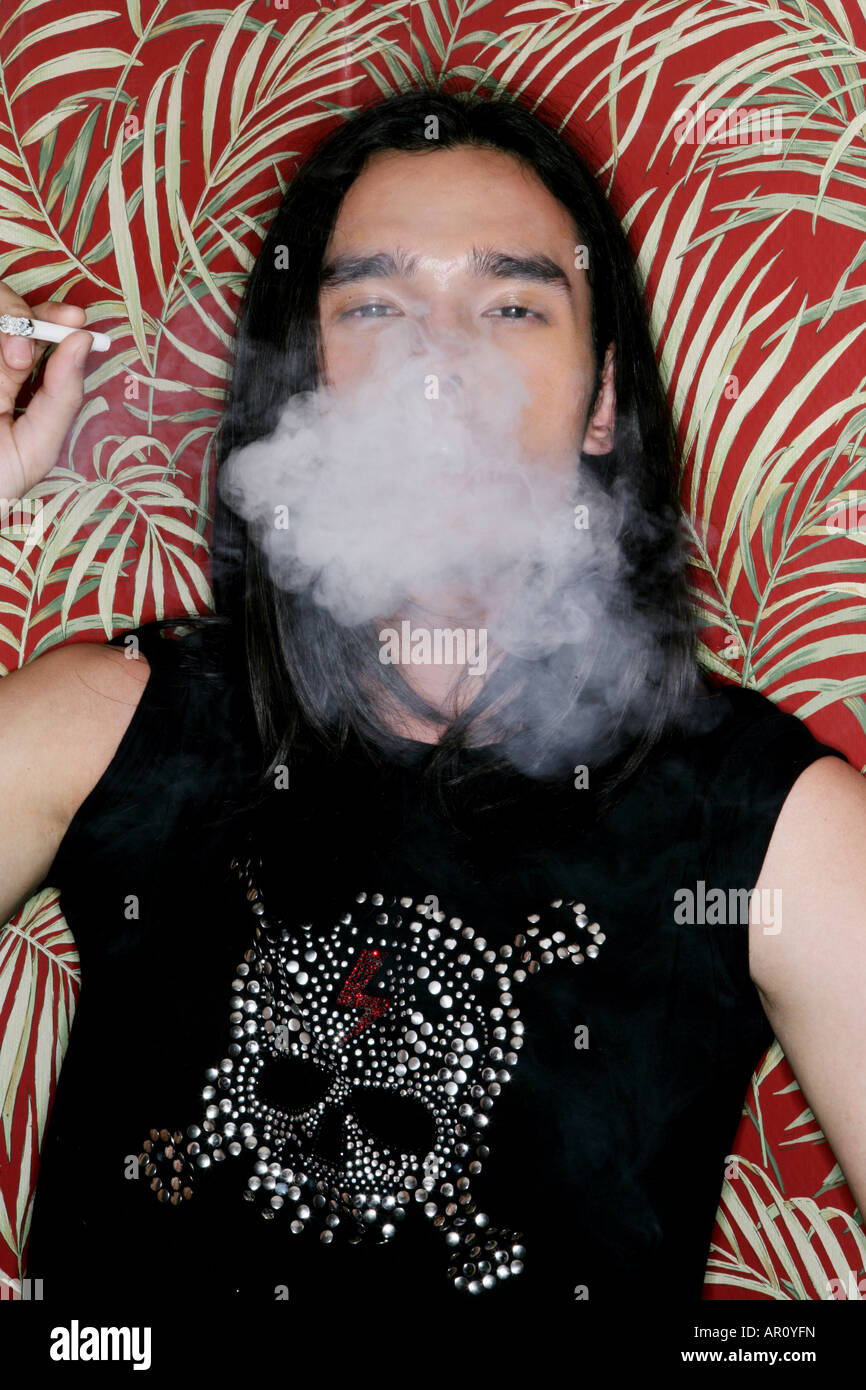 Punk Rocker soufflant de la fumée. Banque D'Images
