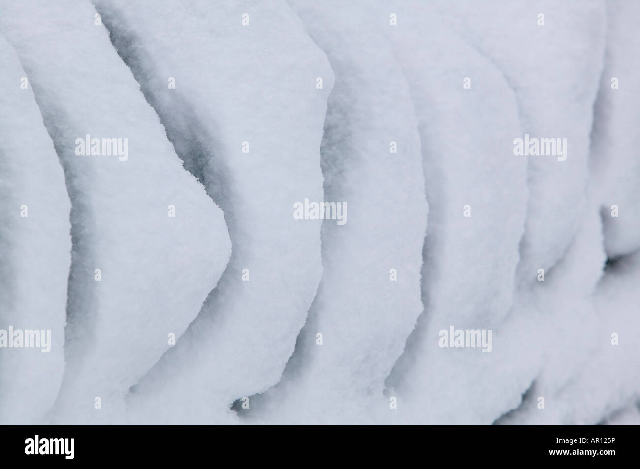 Un mur de pierres sèches couvertes de neige UK Banque D'Images