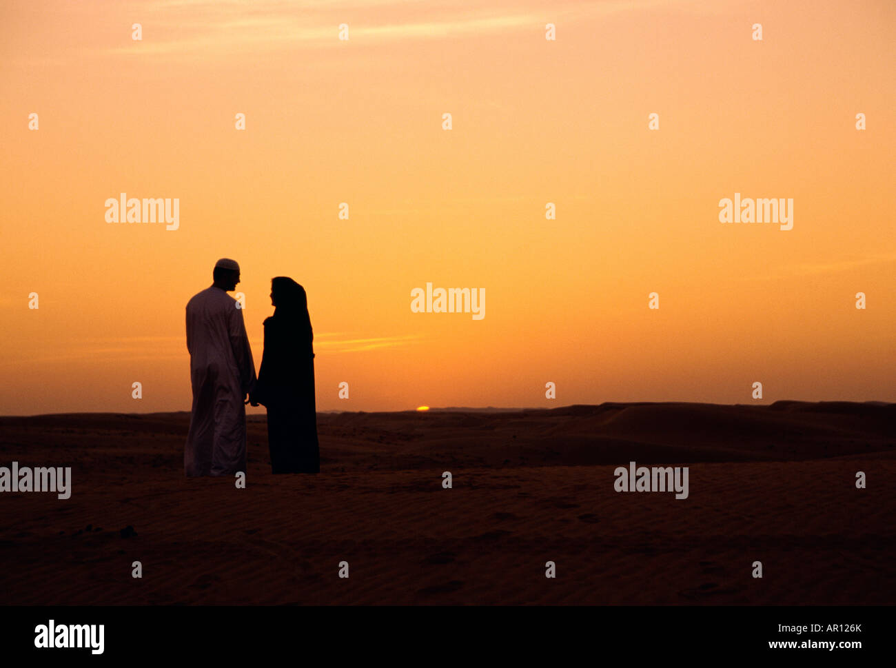 Jeune Couple Arabe Regardant Le Coucher Du Soleil Banque D