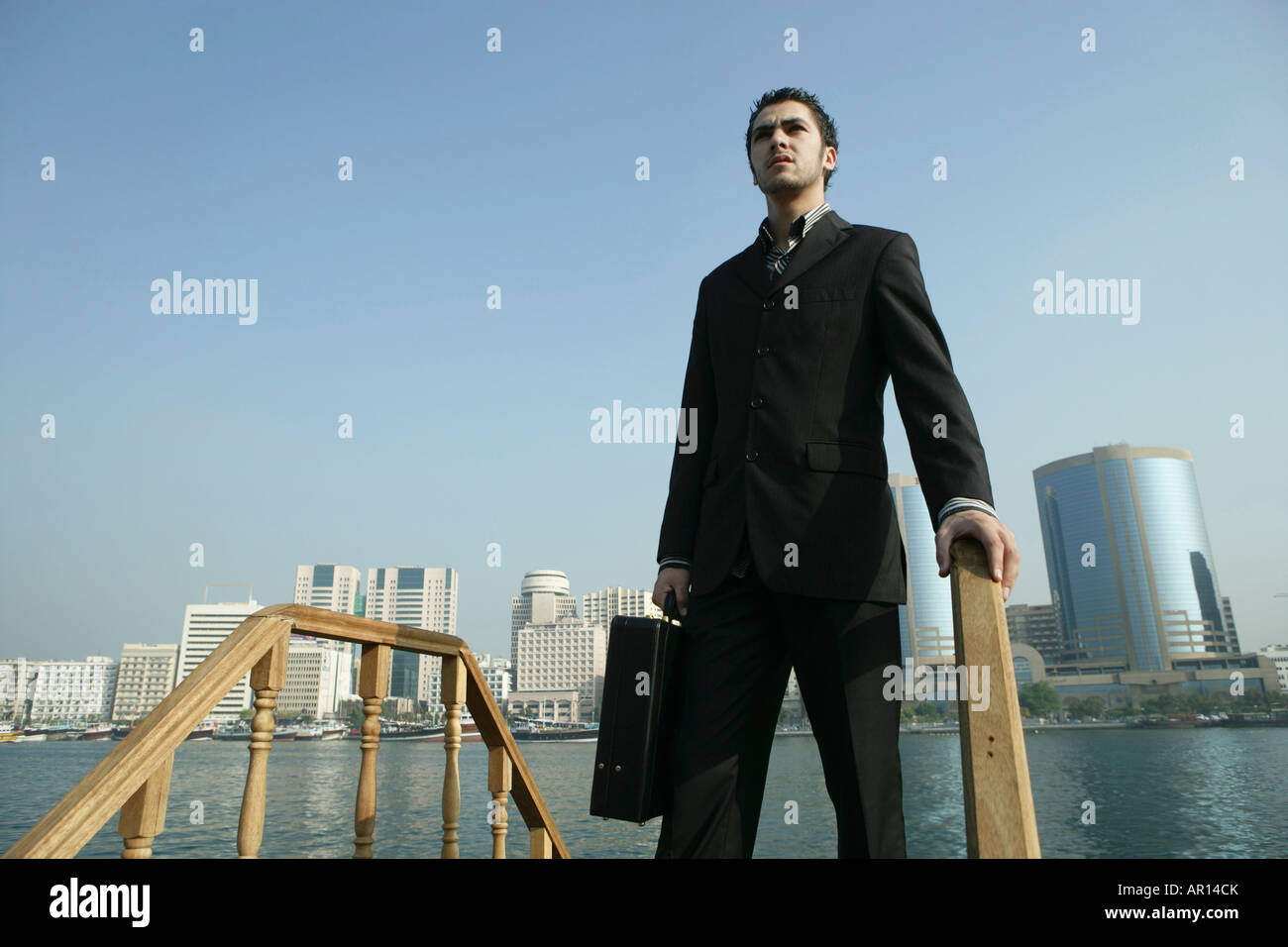 Jeune homme debout sur le pont. Banque D'Images