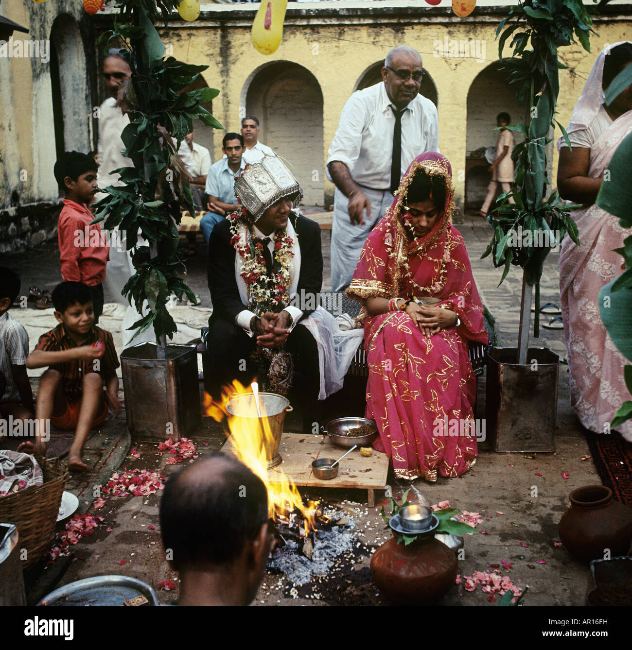 Un mariage indien selon les rites d'Arya Samaj. La cérémonie de mariage dure une heure et est peu coûteux. Banque D'Images