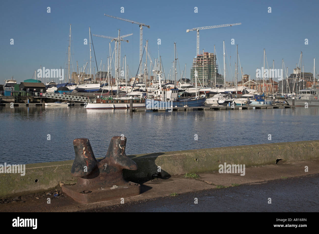 D'énormes grues dominent le réaménagement de la zone humide à Ipswich, Suffolk, Angleterre Banque D'Images