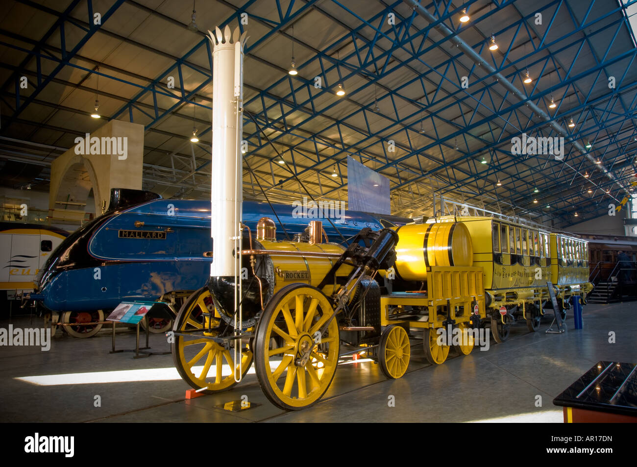 Stephenson Rocket avec le train Mallard dans le fond du Grand Hall du Musée national des chemins de fer à York Banque D'Images