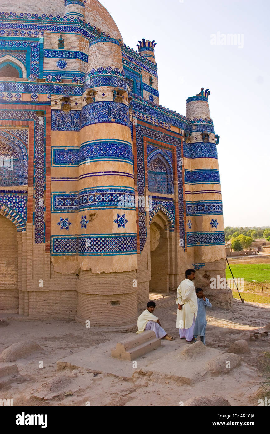 Les hommes pakistanais visitant le XV siècle mausolée de Bibi Jawindi au lever de Uch Sharif Pakistan Banque D'Images