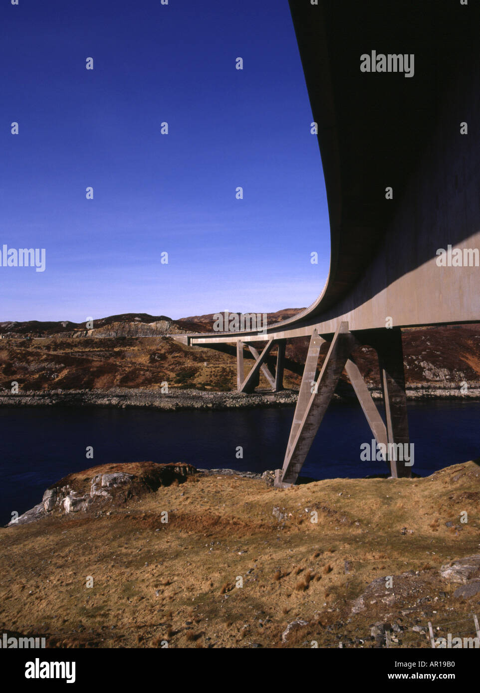 dh côte nord 500 route Pont KYLESKU PONT de SUTHERLAND sur route en béton enjambant les ponts de Loch a Chairn Bhain écosse lochs Highlands A894 Banque D'Images