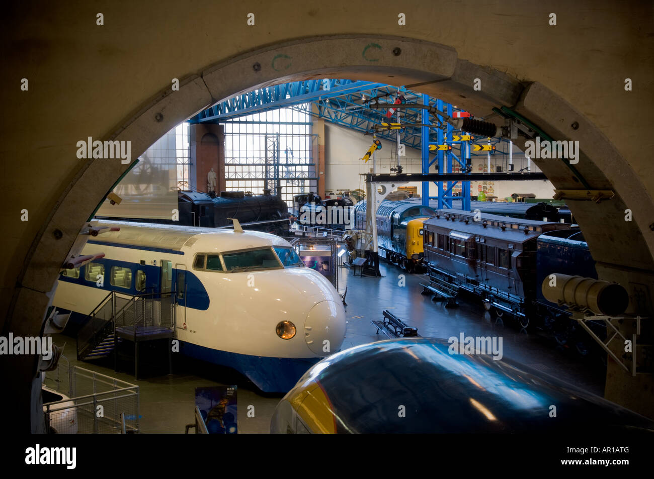 Train à grande vitesse japonais Shinkansen exposé dans la Grande salle du Musée national des chemins de fer de York. ROYAUME-UNI Banque D'Images