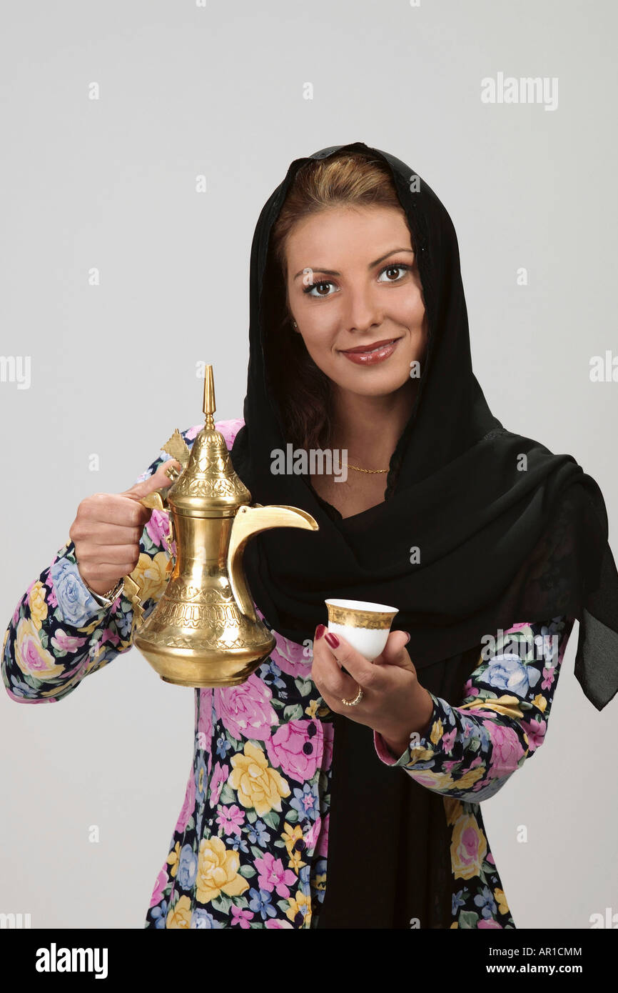 Dame arabe avec pot de café et thé Banque D'Images