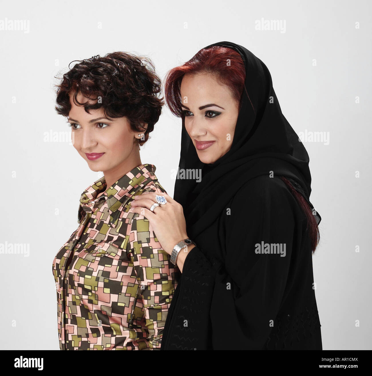 Deux Dame arabe qui pose à l'appareil photo Banque D'Images