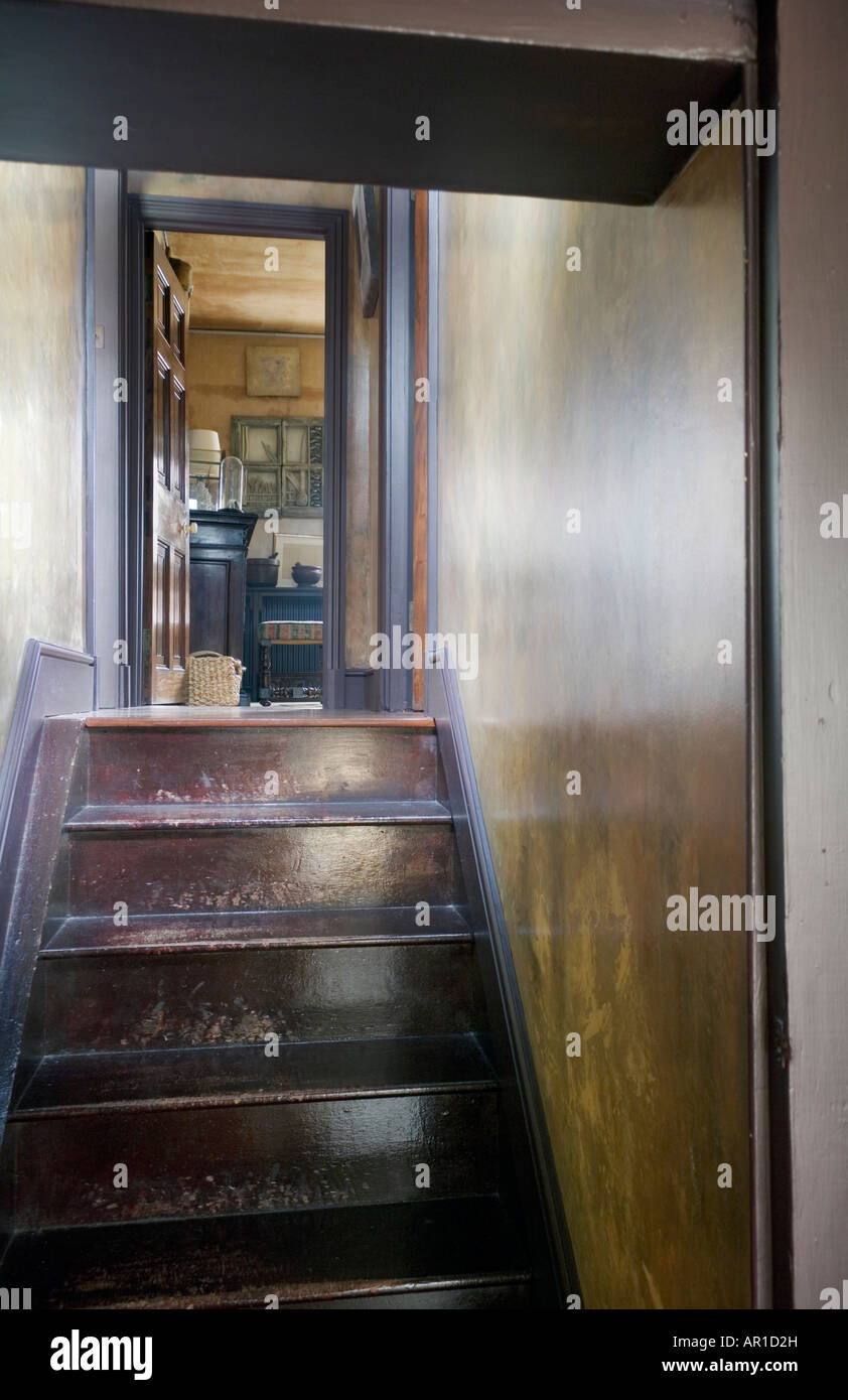 Petit escalier en bois menant à une chambre avec des antiquités Banque D'Images