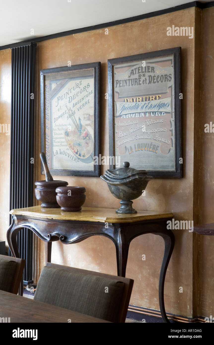 Pattes bow italien Table console avec des mortiers et de l'urne Banque D'Images