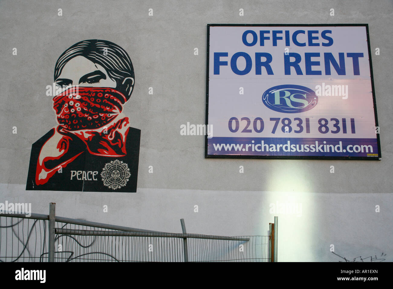 Shepard Fairey Obey coller jusqu'près de Old Street, Londres Banque D'Images