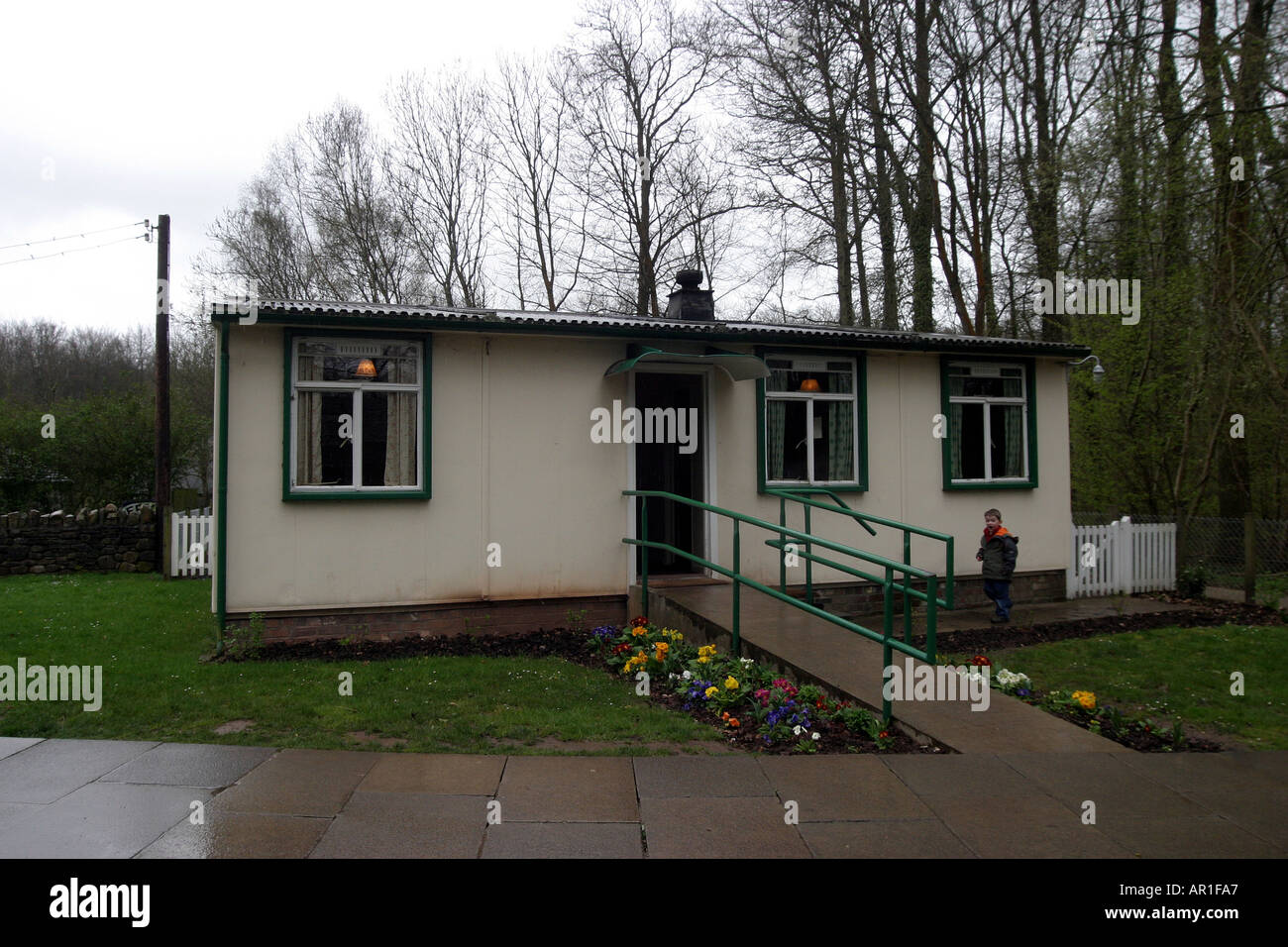 Musée de la vie galloise en aluminium Type B2 Bungalow préfabriqué construit 1948 Cardiff Gabalfa re érigé à St Fagans 2001 Banque D'Images