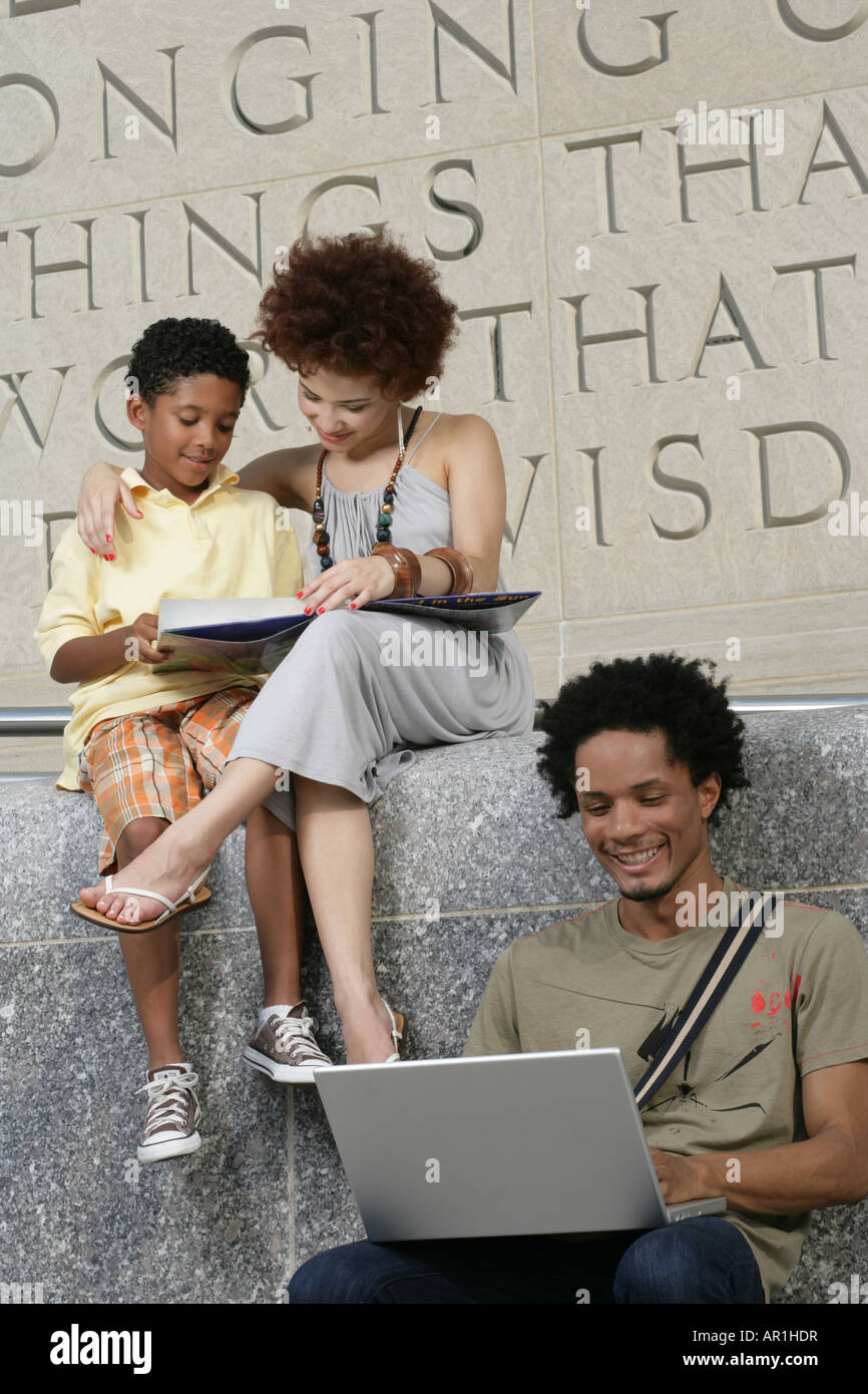 African American family divertissants, mère et fils, père et boy on laptop Banque D'Images