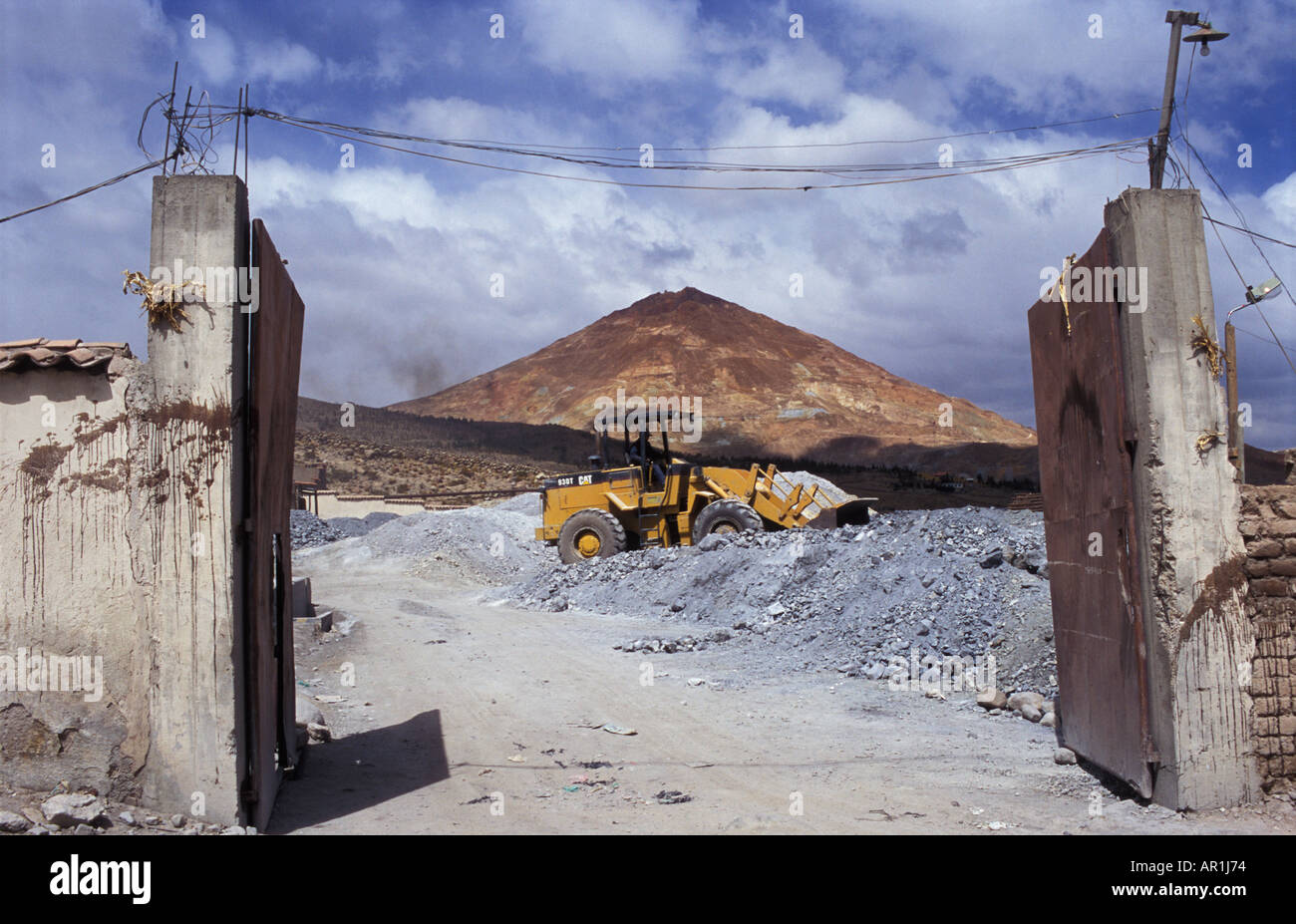 L'industrie minière dans la région de Potosi avec le point de vue de l'argent hill Cerro Rico qui domine la ville Bolivie Banque D'Images