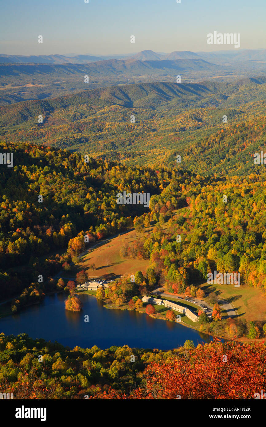 Peaks of Otter Lodge vu de Sharp Top Mountain, Blue Ridge Parkway, Virginia, USA Banque D'Images