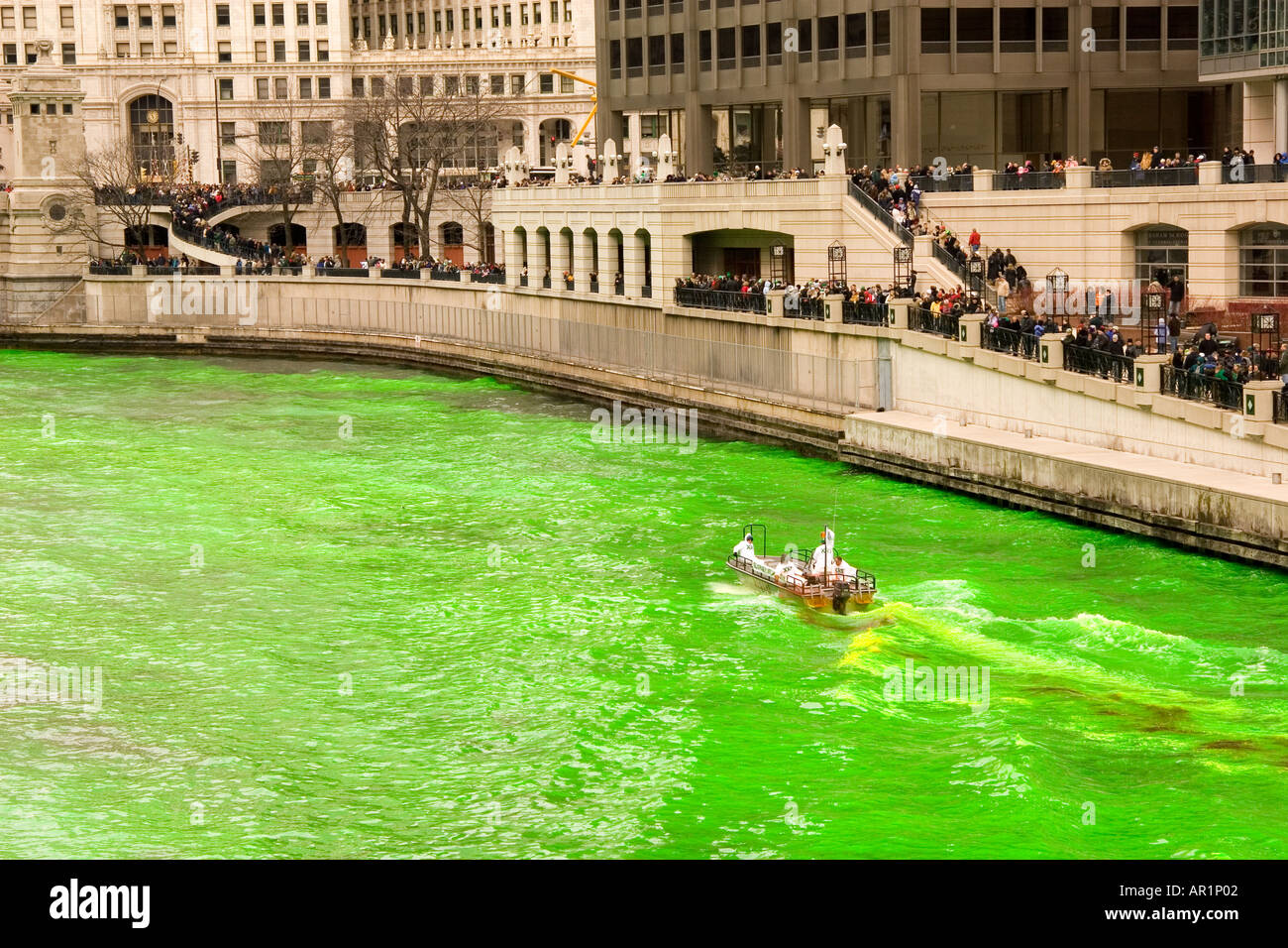 Bateau et équipage mourir la rivière Chicago en vert avec colorant végétal pour St Patricks Day Banque D'Images
