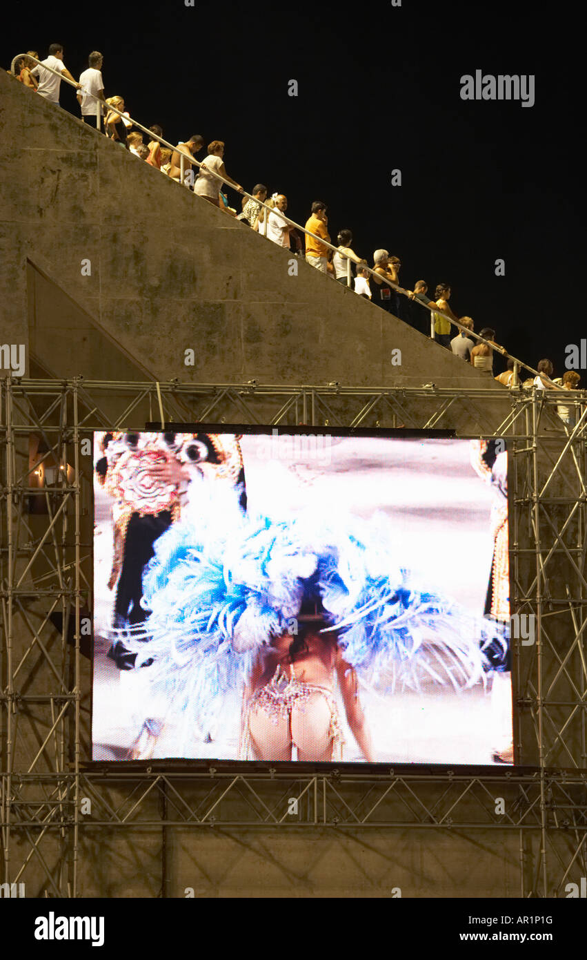 Grands écrans montrant défilé dans Sambadrome Rio De Janeiro Brésil Banque D'Images