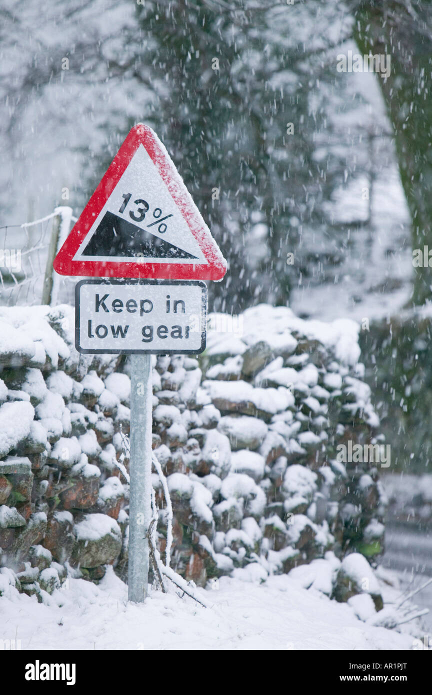 Un panneau routier sur la puce dans le Lake District dans la neige lourde UK Banque D'Images