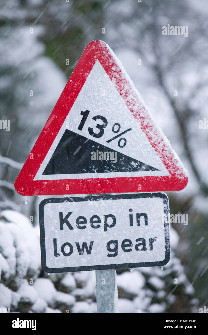 Un panneau routier sur la puce dans le Lake District dans la neige lourde UK Banque D'Images