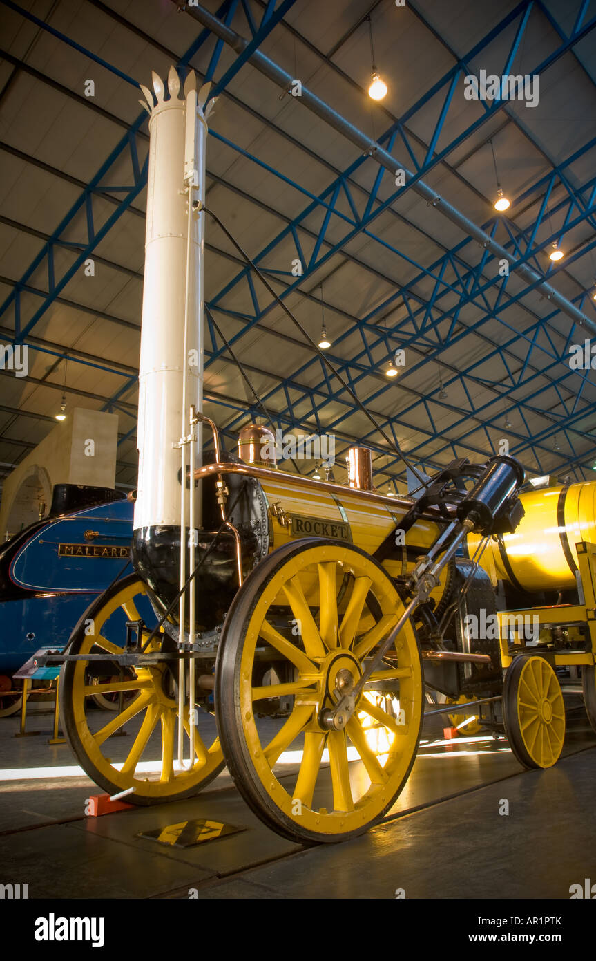 Stephenson Rocket avec le train Mallard dans le fond du Grand Hall du Musée national des chemins de fer à York Banque D'Images