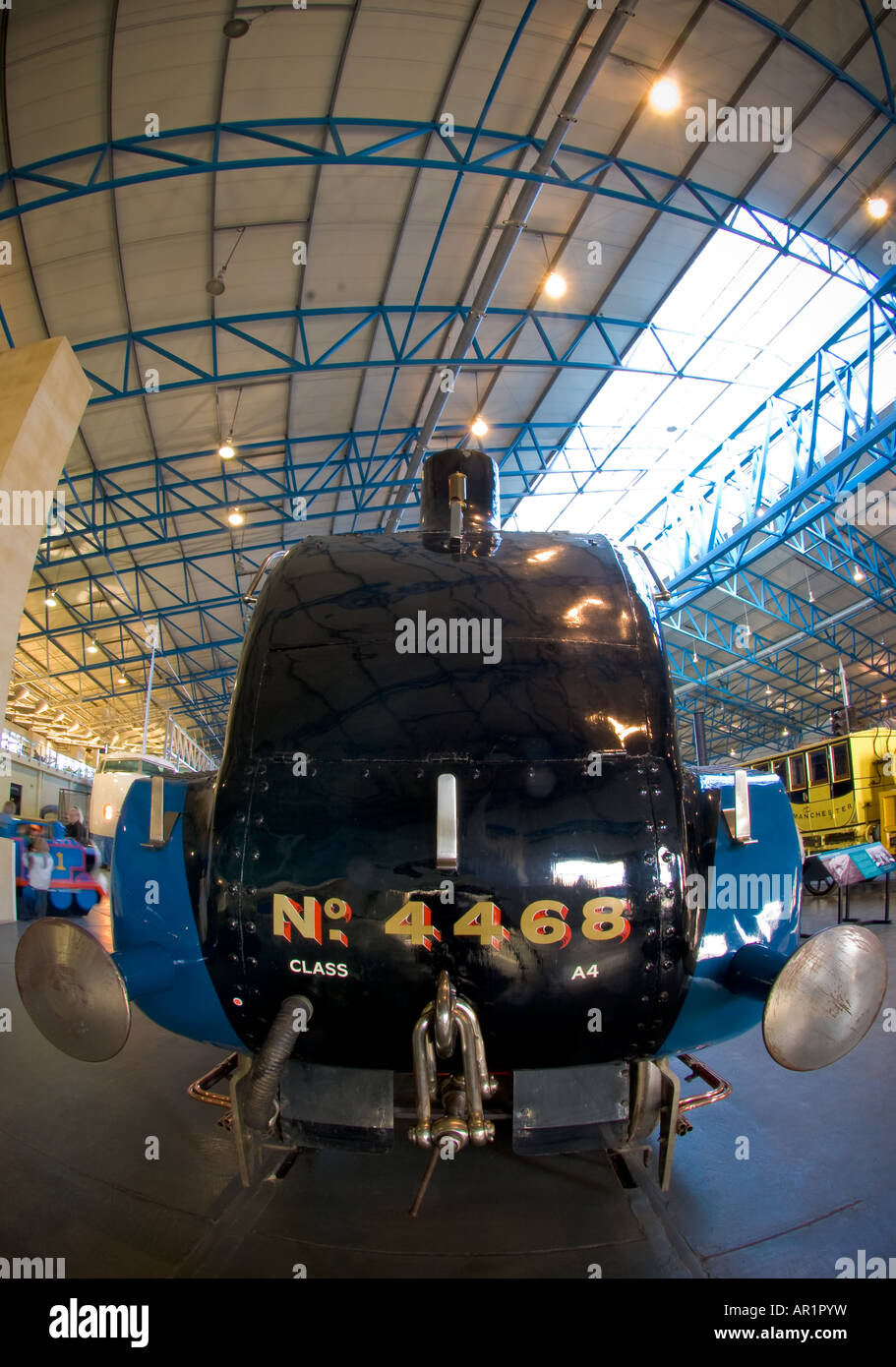 Vue de face du train Mallard dans le Grand Hall du Musée national des chemins de fer à York. ROYAUME-UNI Banque D'Images