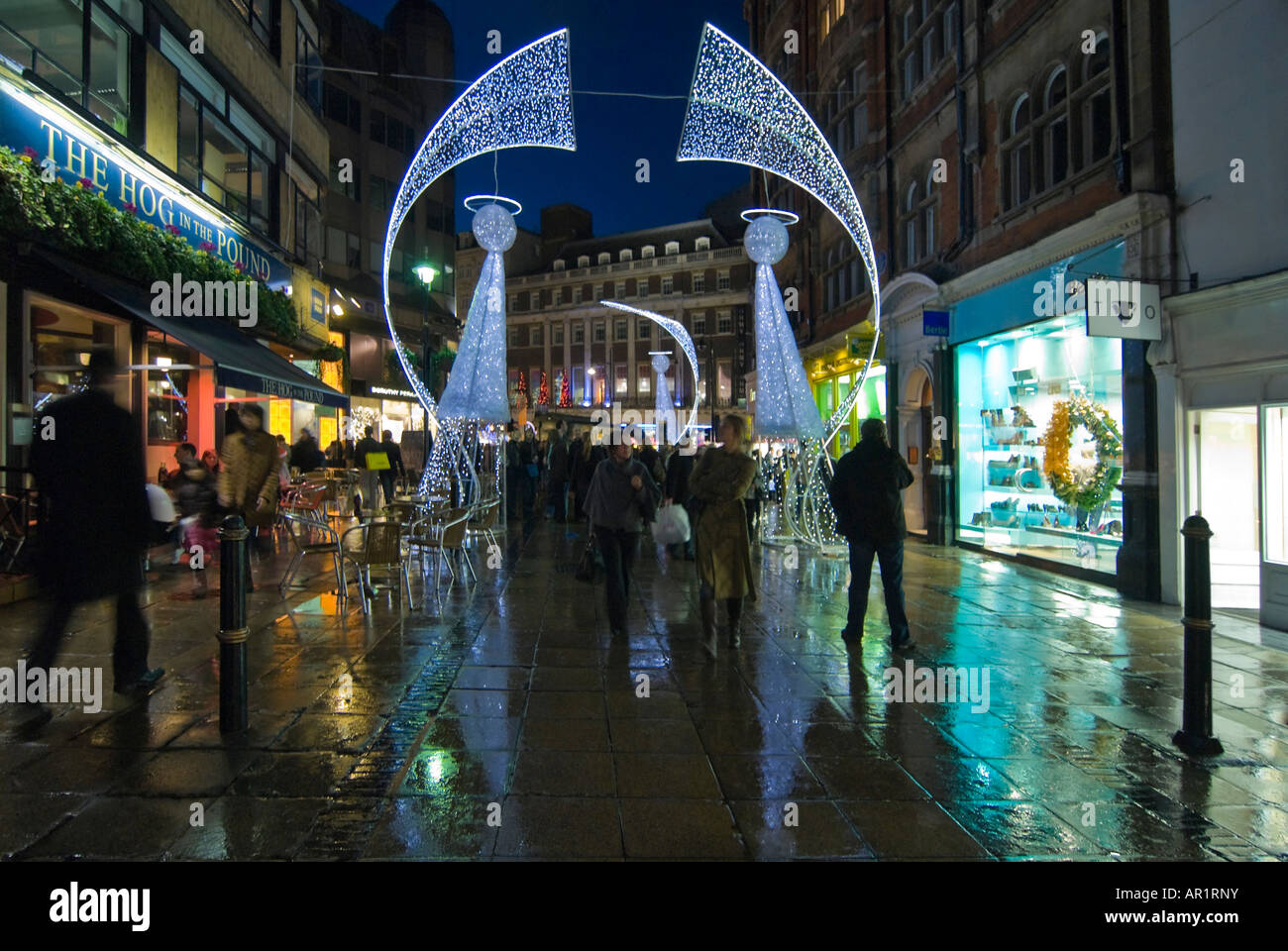 Grand angle horizontal de abstract ange de Noël lumières et beaucoup de clients dans le centre de Londres sous la pluie de nuit Banque D'Images