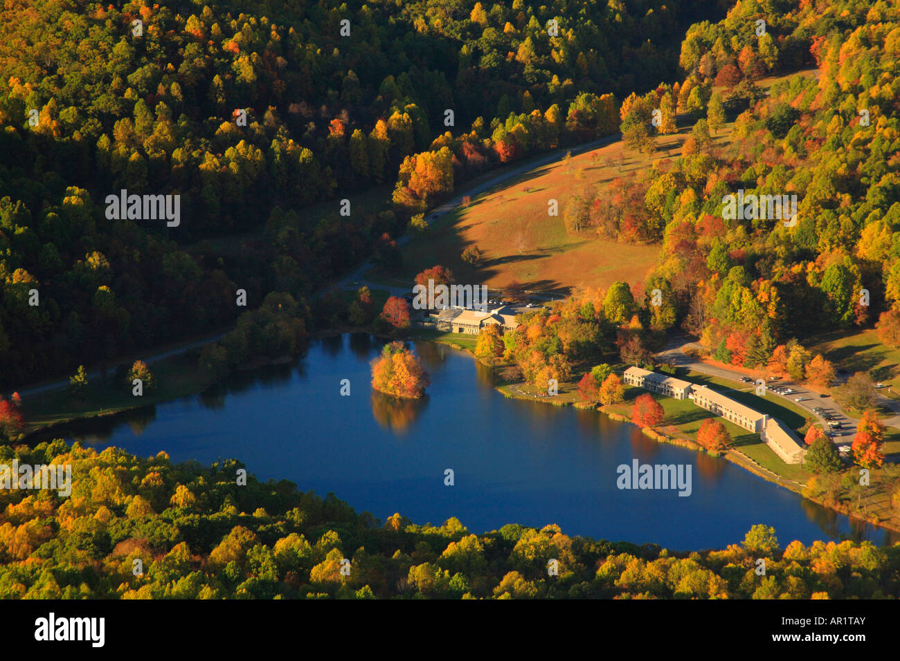 Peaks of Otter Lodge vu de Sharp Top Mountain, Blue Ridge Parkway, Virginia, USA Banque D'Images