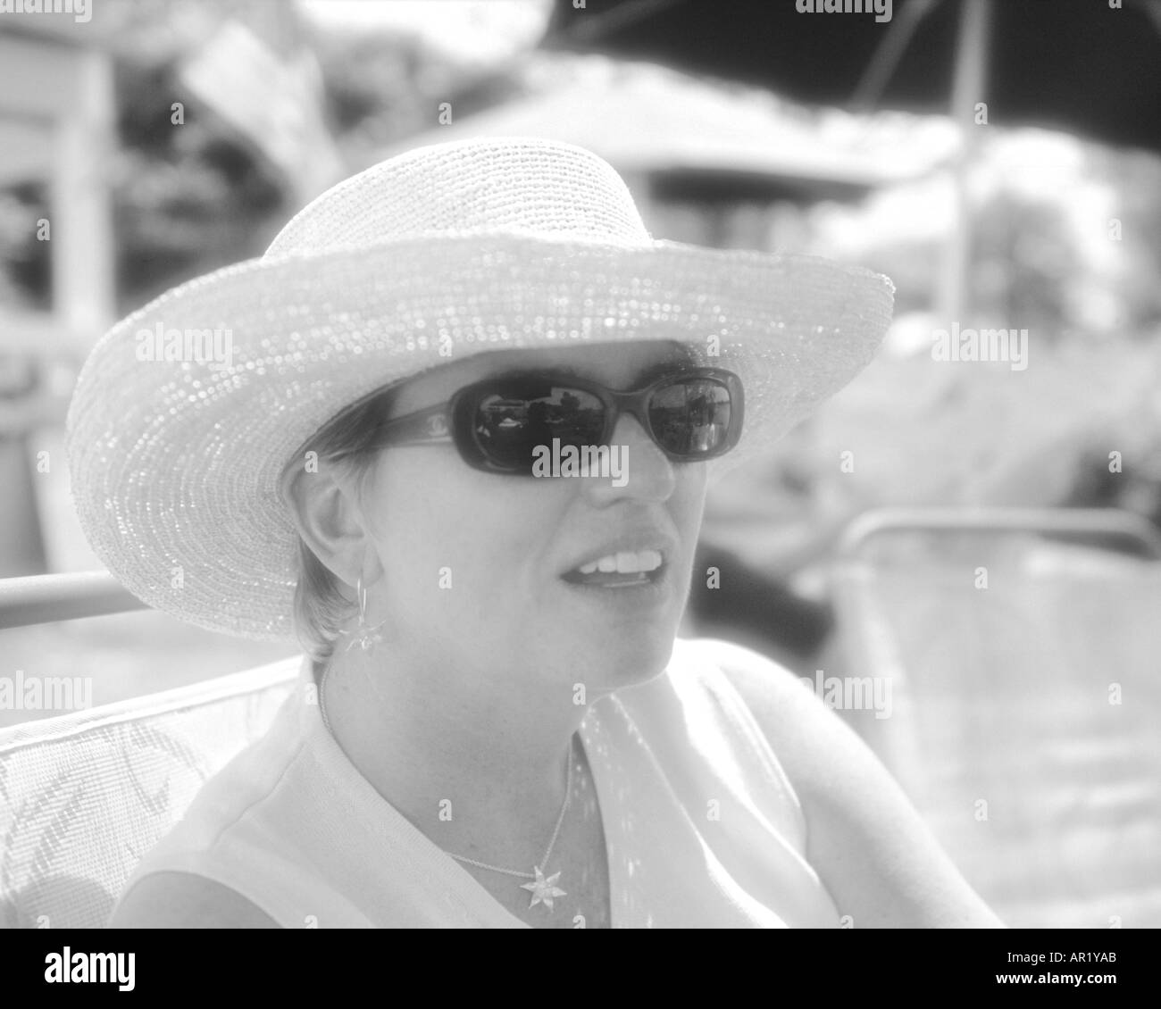 Jolie femme dans un chapeau de paille, 4 juillet, Maine USA Banque D'Images