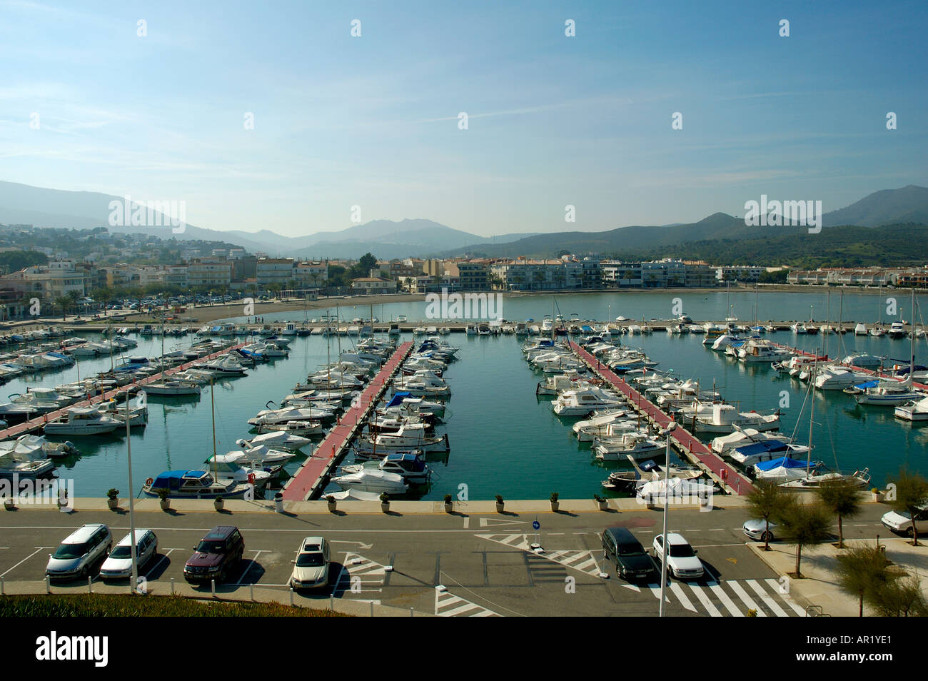 Le port de plaisance de Llanca dans le Nord de l'Espagne Banque D'Images