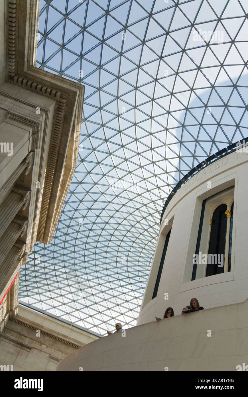 Résumé de la verticale et de verre d'acier de la Queen Elizabeth II Great Court au centre du British Museum. Banque D'Images