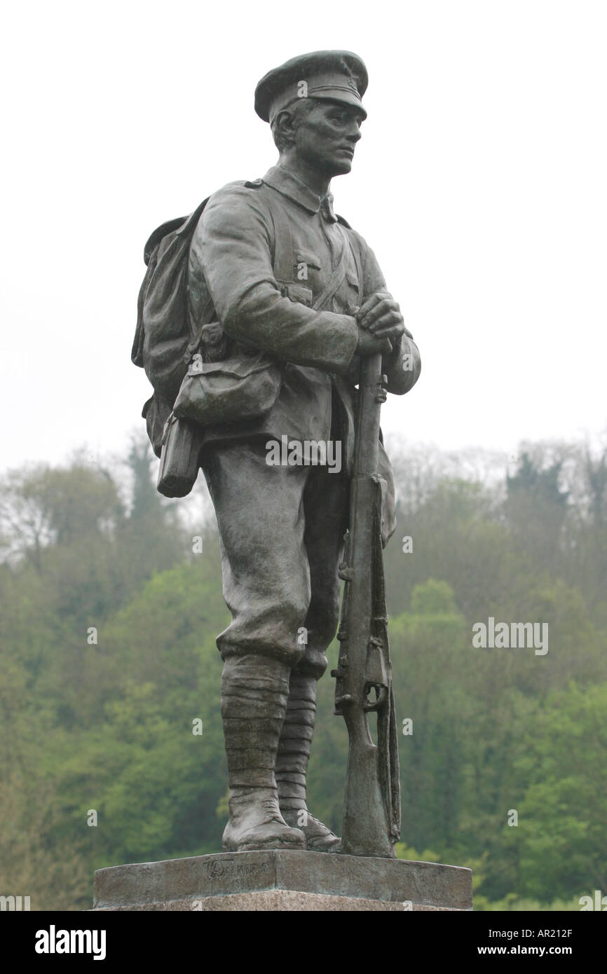 Statue en bronze d'un soldat de la PREMIÈRE GUERRE MONDIALE sur la colline de tontine Ironbridge Banque D'Images