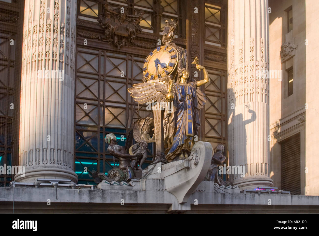 Close up horizontale de Gilbert Bayes 'ornementales reine de temps' statue et de l'horloge au-dessus de l'entrée de Selfridges sur Oxford St. Banque D'Images