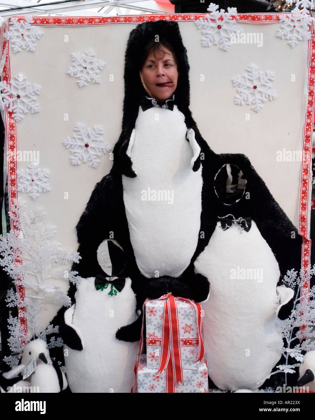 Penguin découpe dans l'affichage de Noël à Molbak s cadeaux jardin store Woodinville serre Washington Banque D'Images