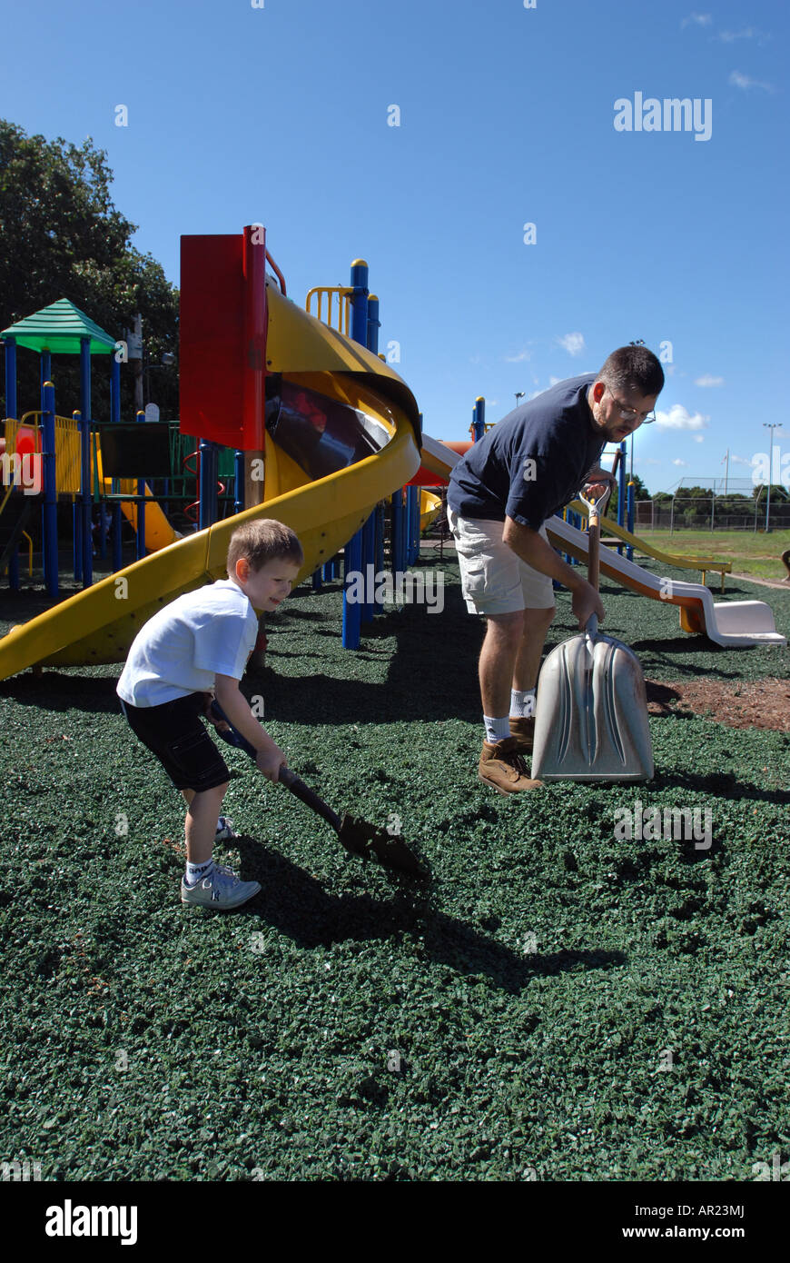 Père et fils des bénévoles aident à réparer une aire de jeux dans le Connecticut USA Ansonia Banque D'Images