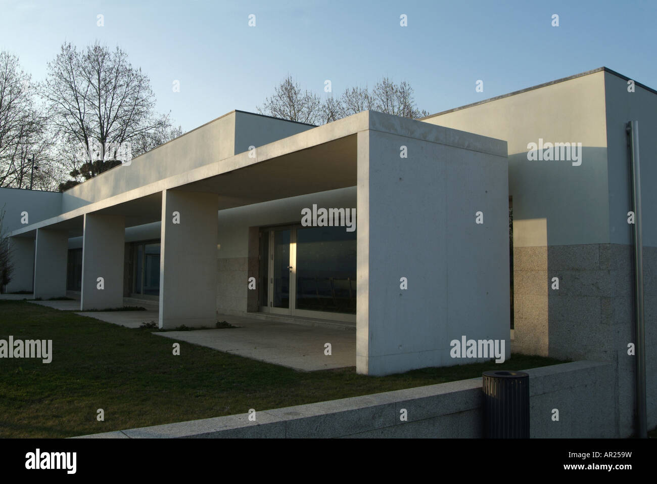 Nouveau bâtiment (Centro de Estudos Camilianos) près de la Camilo Castelo Branco maison conçue par Alvaro Siza Vieira à Famalicão Banque D'Images