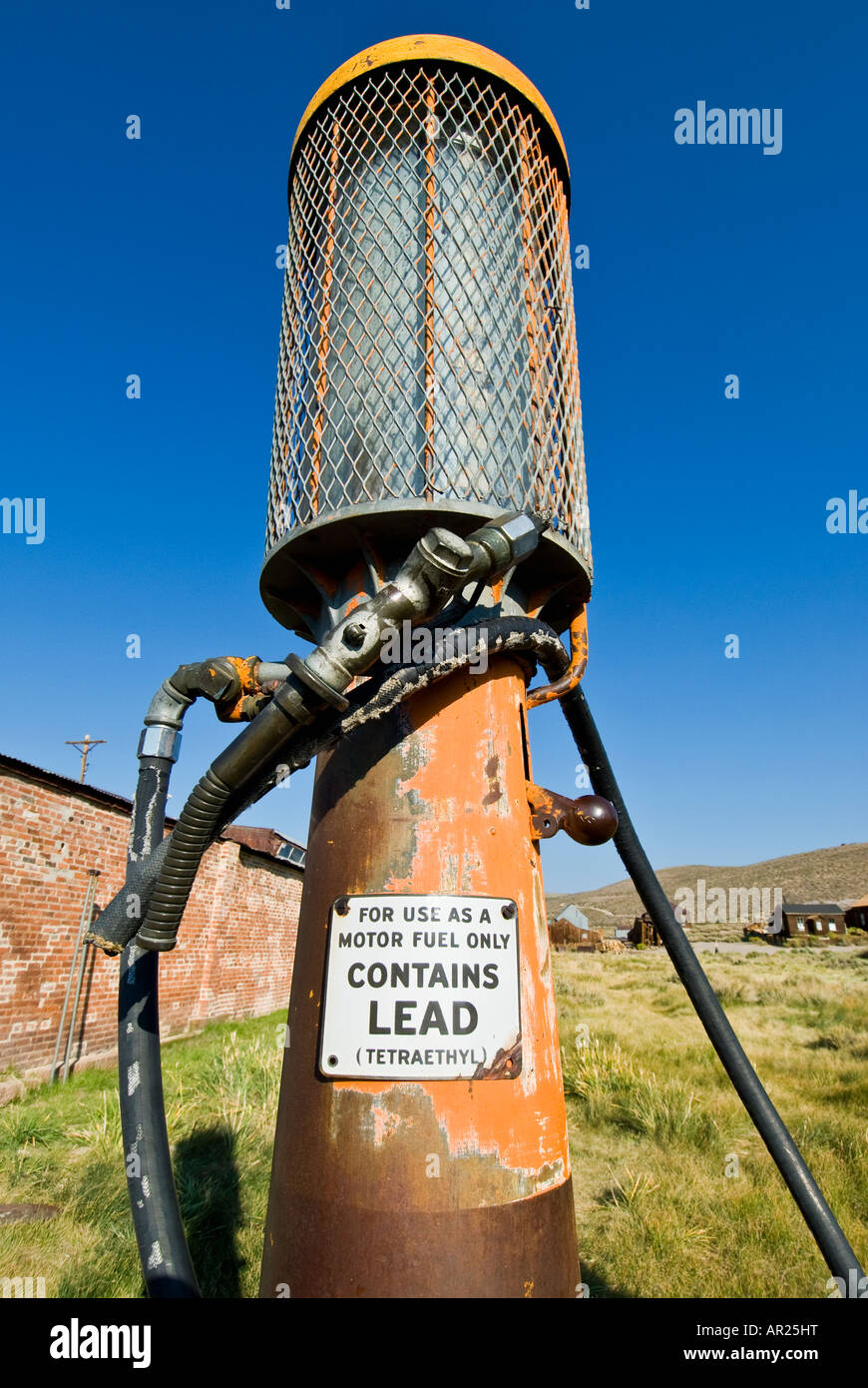 Ancienne pompe à carburant abandonnés Bodie State Historic Park, Californie Banque D'Images