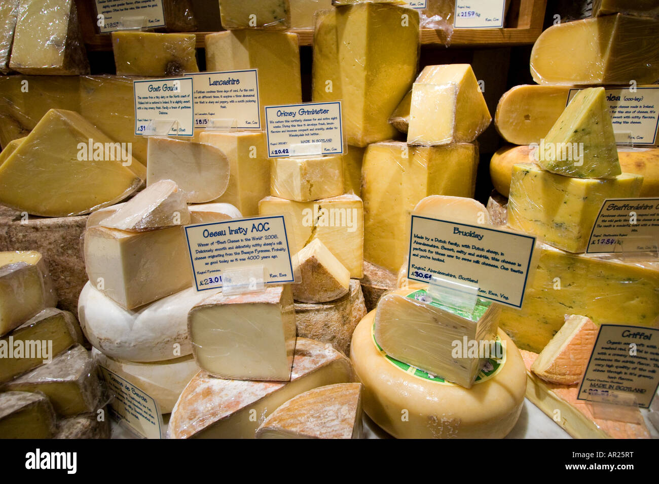 Une variété de fromages pour la vente à une fromagerie à Édimbourg en Écosse le 8 décembre 2007. Beaucoup sont unpasturized. Banque D'Images