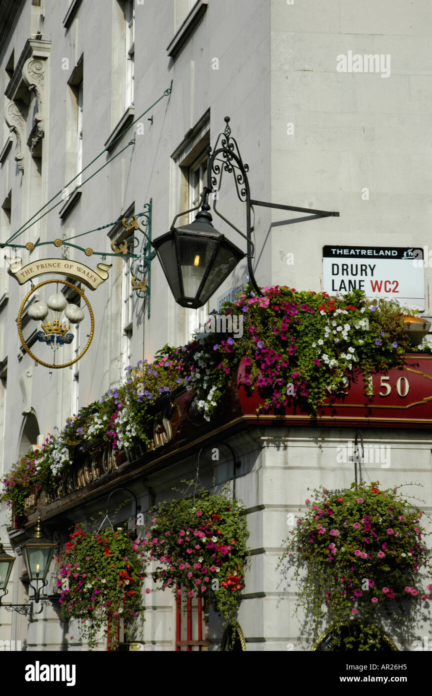 Le Prince de Galles pub au coin de Drury Lane Great Queen Street et Covent Garden London UK Banque D'Images
