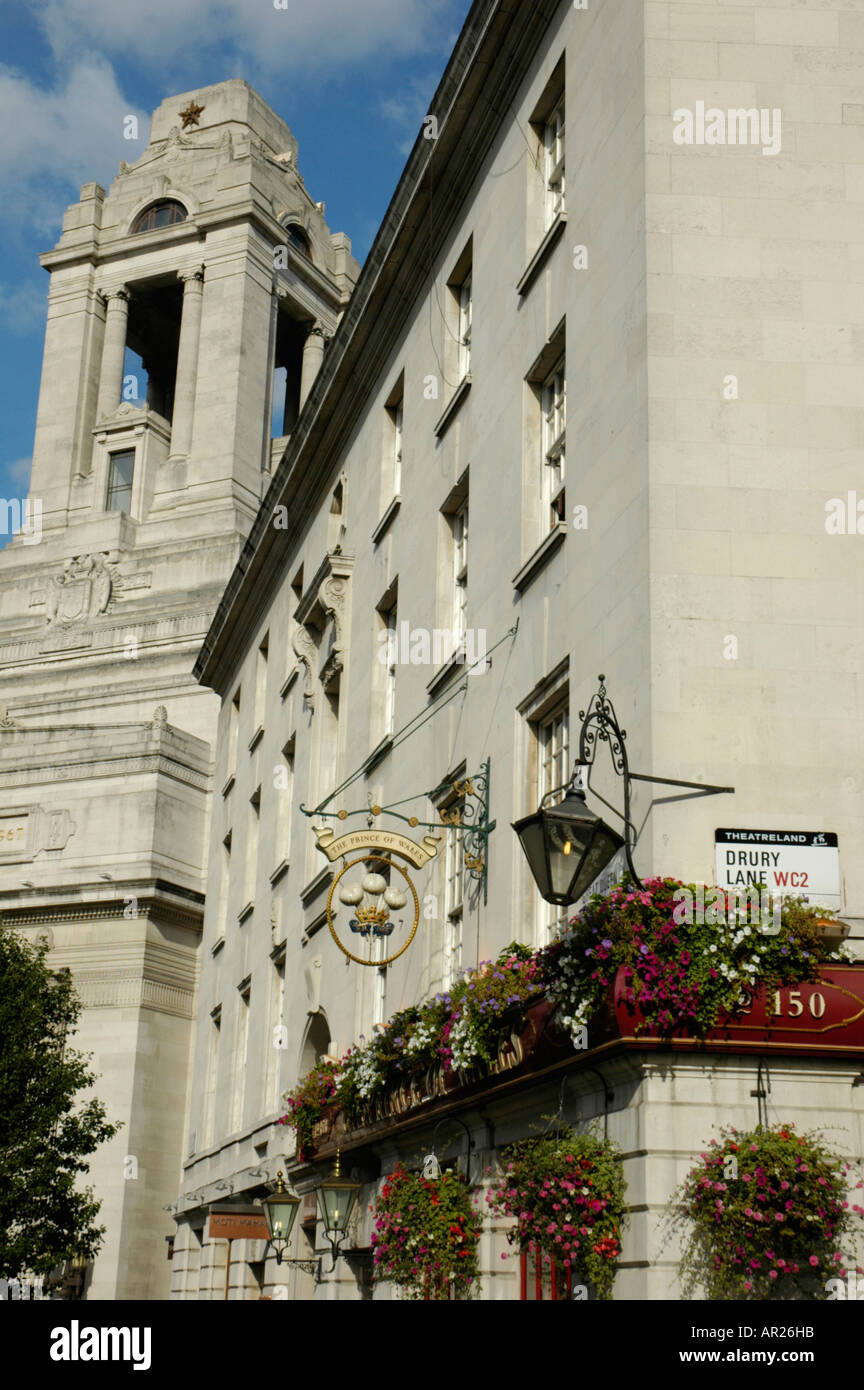 Le Prince de Galles pub au coin de Drury Lane et Great Queen Street avec Freemasons Hall dans l'arrière-plan London UK Banque D'Images